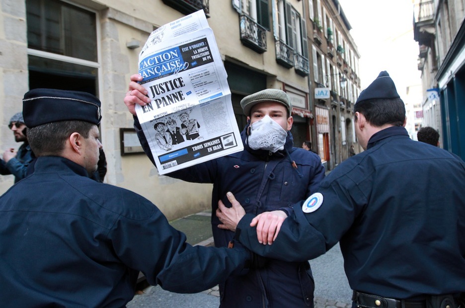La Policía frena a un simpatizante del Frente Nacional en Baiona. (Bob EDME)