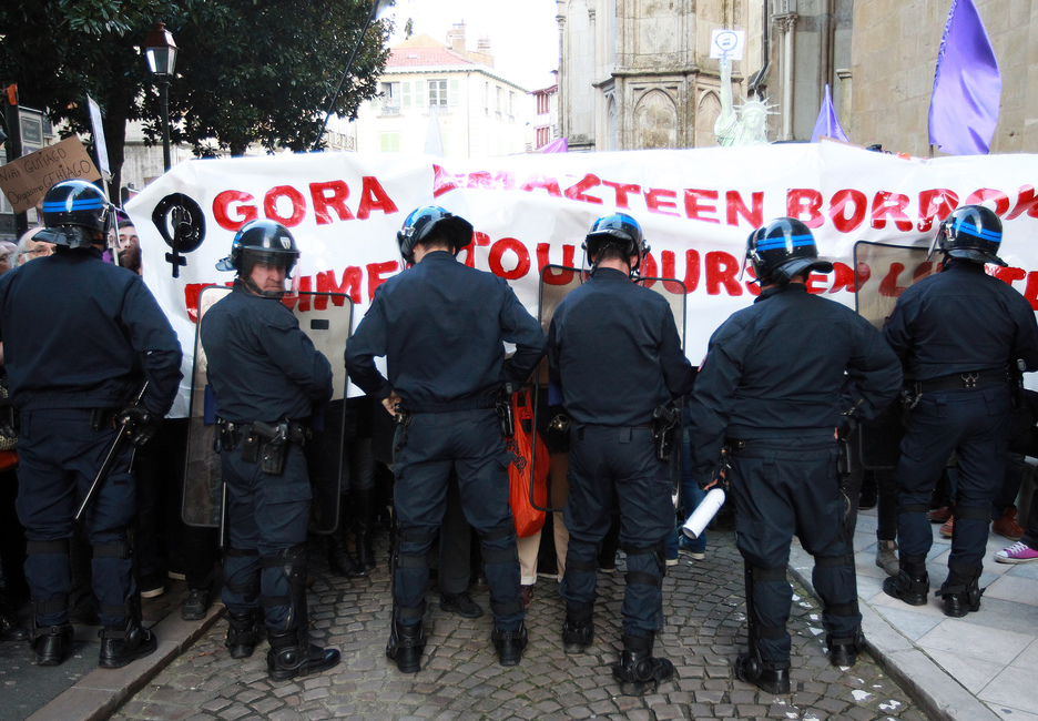 Cordón policial en la marcha de Baiona. (Bob EDME)