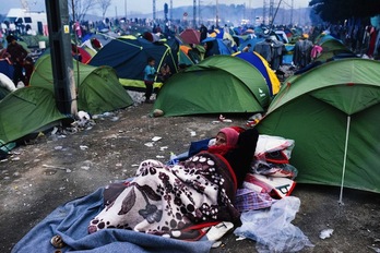Miles de personas permanecen bloqueadas en la frontera entre Grecia y Macedonia. (Dimitar DILKOFF / AFP)