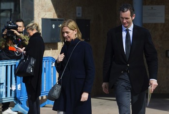 Cristina de Borbón e Iñaki Urdangarin abandonan el juzgado tras una de las sesiones. (Jaime REINA / AFP)