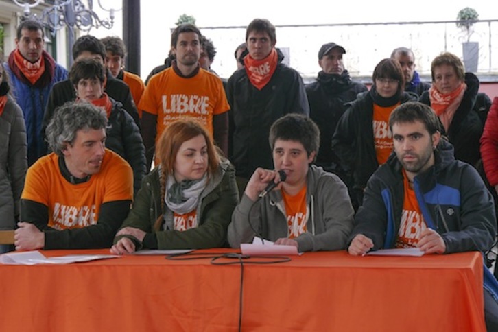 Ainara Ladrón, con micrófono, el pasado sábado en Zarautz. (Andoni CANELLADA/ARGAZKI PRESS)