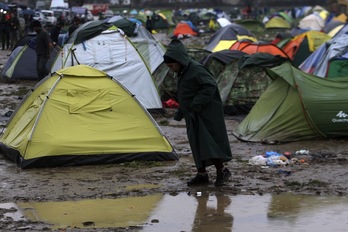 Refugiados en la frontera entre Grecia y Macedonia. (Sakis MITROLIDIS / AFP)
