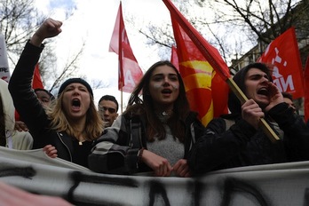 Protesta contra la reforma laboral, ayer en Burdeos. (Nicolas TUCAT/AFP)