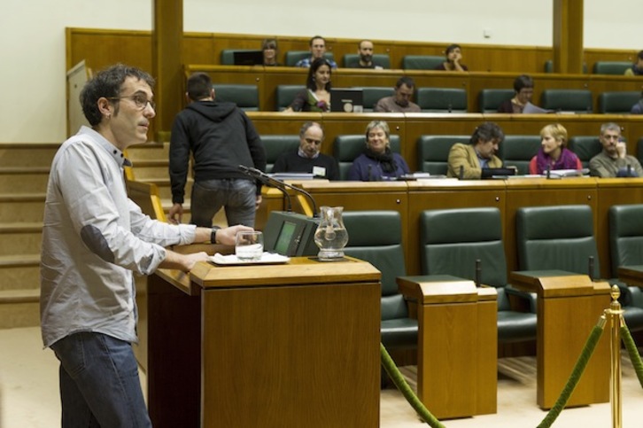Julen Arzuaga ha presentado la propuesta de EH Bildu. (Juanan RUIZ / ARGAZKI PRESS)