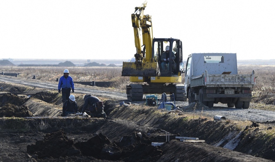 Trabajadores realizando tareas de limpieza. (TORU YAMANAKA / AFP)