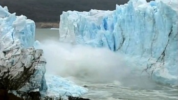 El proceso de ruptura de Perito Moreno se inició el martes y ha culminado hoy con la caída del puente. (AFP)