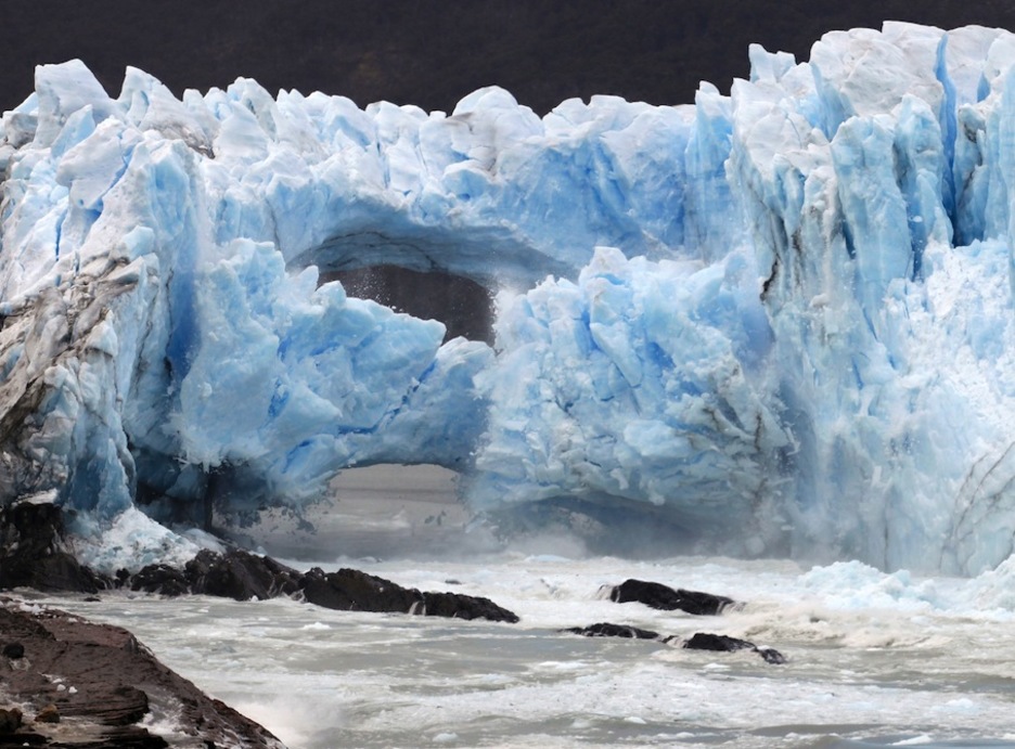 El fenómeno es provocado por el desprendimiento de enormes bloques de hielo. (Walter DÍAZ/AFP)