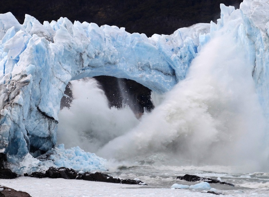 Desprendimiento de un bloque de hielo. (Walter DÍAZ/AFP)