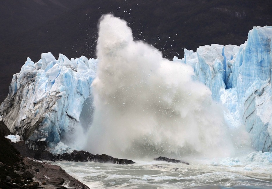 La caída del hielo suele provocar un gran estruendo. (Walter DÍAZ/AFP)