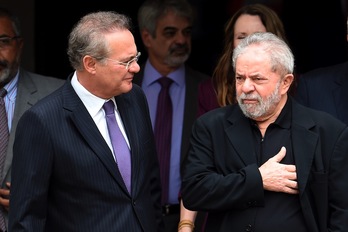 Lula da Silva, con el presidente del Senado, Renan Calheiros, el miércoles. (Evaristo SA/AFP)