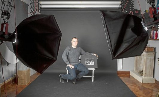 Bere estudioan, aipamen berezia jaso zuen argazkia besapean duela. (Marisol RAMIREZ | ARGAZKI PRESS)