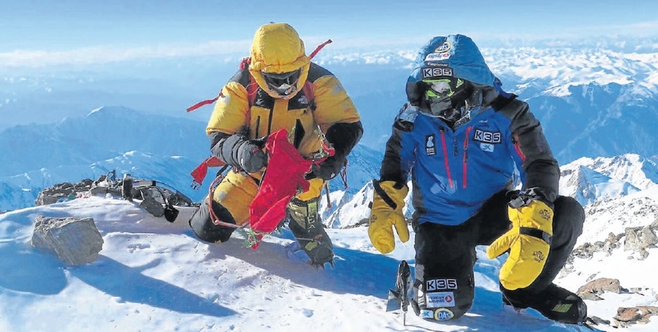 Alex Txikon y Ali Sadpara, en la cumbre del Nanga. (Simone MORO) Alex Txikon y Ali Sadpara, en la cumbre del Nanga. (Simone MORO)