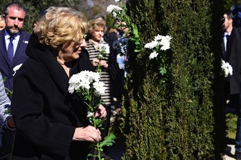 La alcaldesa de Madrid, Manuela Carmena, durante la ofrenda floral en el Parque del Retiro. (AFP)