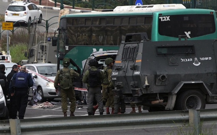 El Ejército israelí, desplegado en el acceso al asentamiento de Kiryat Arba, donde se han registrado los hechos. (Hazem BADER/AFP)