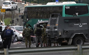 El Ejército israelí, desplegado en el acceso al asentamiento de Kiryat Arba, donde se han registrado los hechos. (Hazem BADER/AFP)