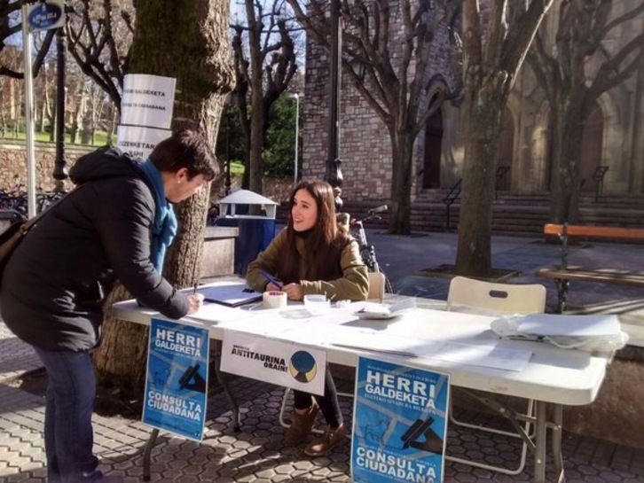 Una de las mesas instaladas por Donostia Antitaurina Orain. (@DonostiaOrain)