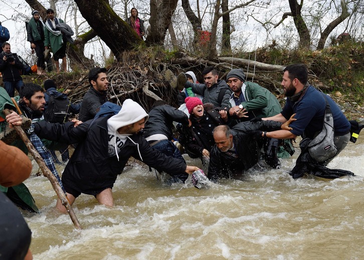 Unas dos mil personas han tratado de pasar de Grecia a Macedonia cruzando un río. (DANIEL MIHAILESCU / AFP)
