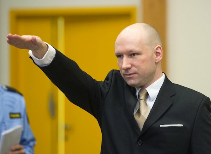 Anders Behring Breivik ha hecho el saludo nazi ante el tribunal que analizará su demanda. (Jonathan NACKSTRAND/AFP)