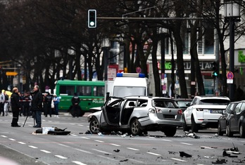 Artificieros y policías trabajan junto al coche que ha estallado en Berlín. (Odd ANDERSEN/AFP) 