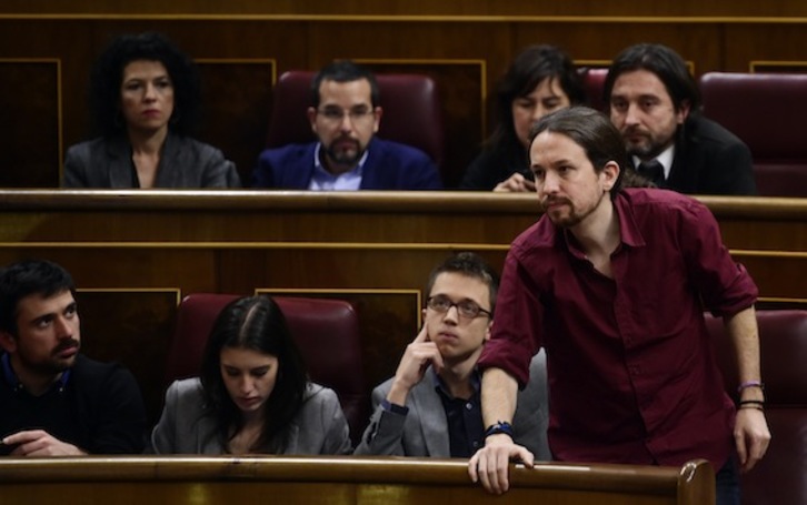Pablo Iglesias, en el Congreso, ante la mirada de miembros de su partido. (Pierre-Philippe MARCOU/AFP)