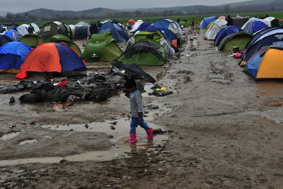 La situación en los campamentos empeora con el paso de los días. (Sakis MITROLIDIS / AFP)