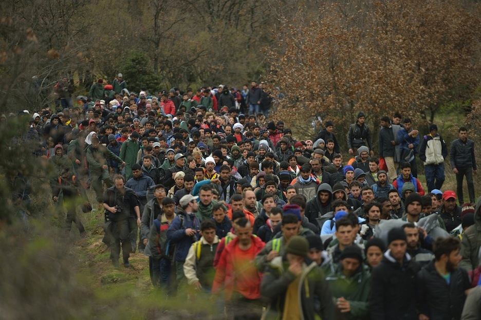 Miles de personas trataron de llegar a Macedonia. (Daniel MIHAILESCU / AFP)     / AFP)