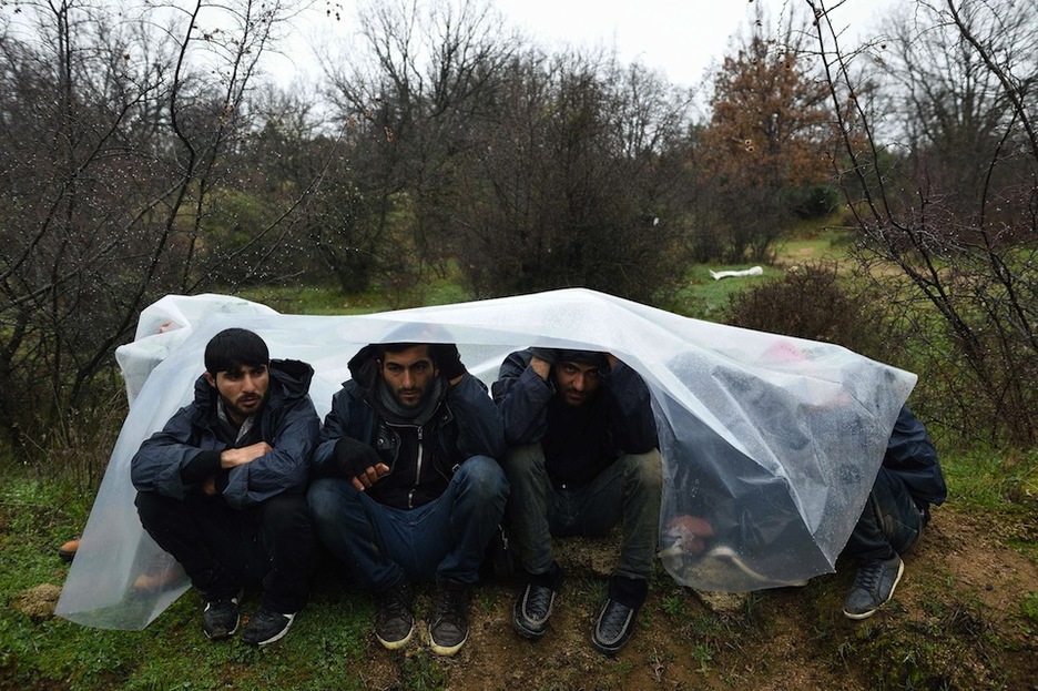 Un plástico como única protección frente al temporal. (Daniel MIHAILESCU / AFP)