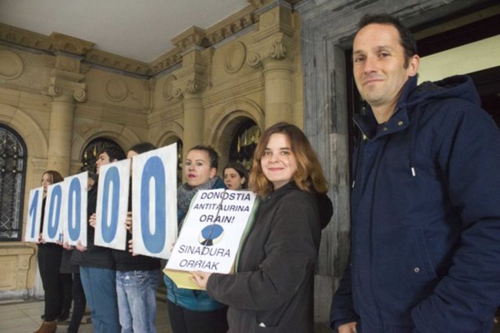 10.000 sinadura aurkeztu ditu Donostia Antitaurina Orain plataformak herri galdeketa bat eskatuz. (@DonostiaOrain)