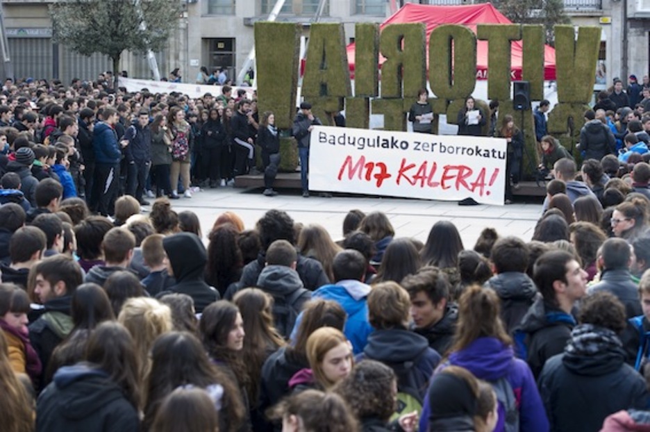 Los estudiantes, en la plaza de la Virgen Blanca. (Juanan RUIZ/ARGAZKI PRESS)