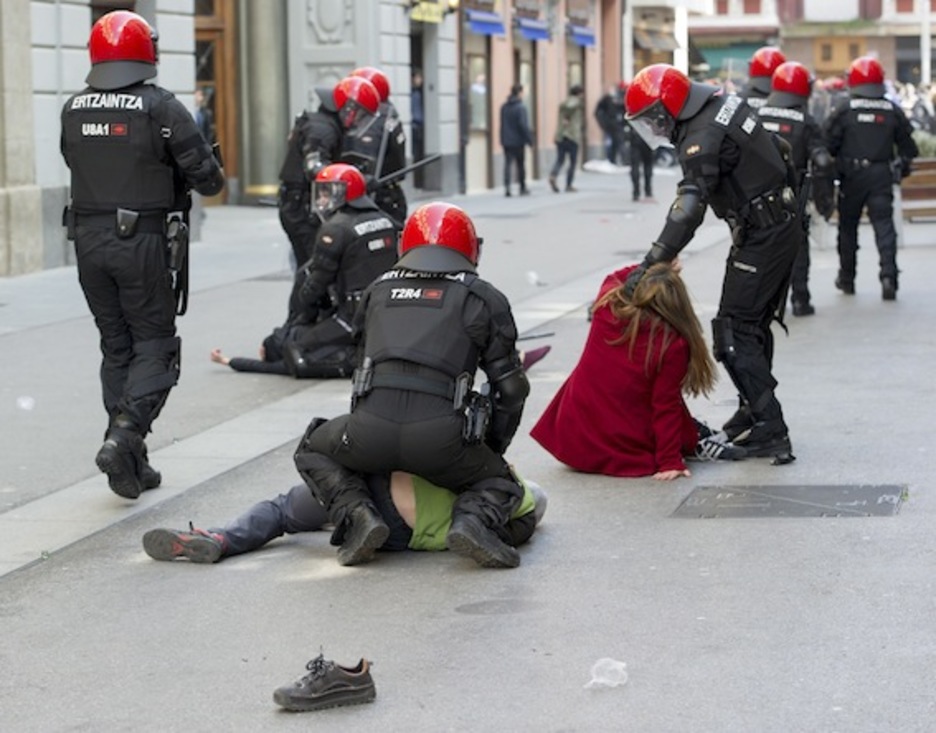 La Ertzaintza ha cargado y ha arrestado a varios estudiantes en Gasteiz. (Juanan RUIZ/ARGAZKI PRESS)