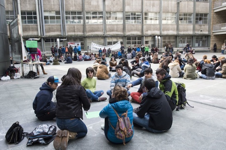 Los estudiantes de Bilbo, en la Facultad de Ingeniería. (Marisol RAMÍREZ/ARGAZKI PRESS)