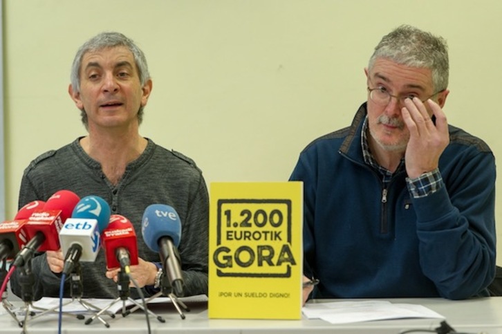 Adolfo Muñoz y Mikel Noval, del sindicato ELA. (Juanan RUIZ/ARGAZKI PRESS)
