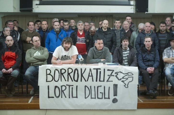 Los extrabajadores de TS Fundiciones han comparecido hoy en Zestoa. (Jon URBE / ARGAZKI PRESS)