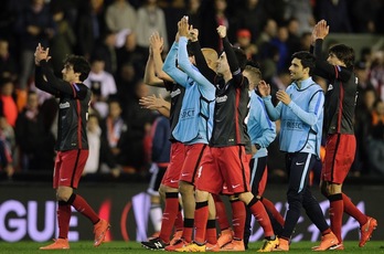 Los rojiblancos aplauden a los seguidores desplazados hasta Mestalla. (José JORDÁN / AFP)