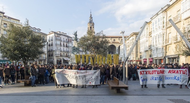 Concentración esta tarde en Gasteiz para pedir la libertad de los detenidos. (Juanan RUIZ / ARGAZKI PRESS)