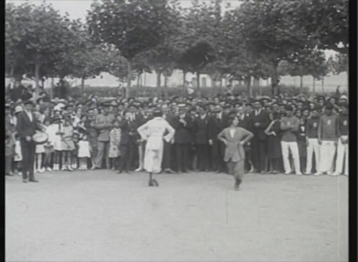 1921ean emakumeak soka dantzan aurreskua dantzatzen