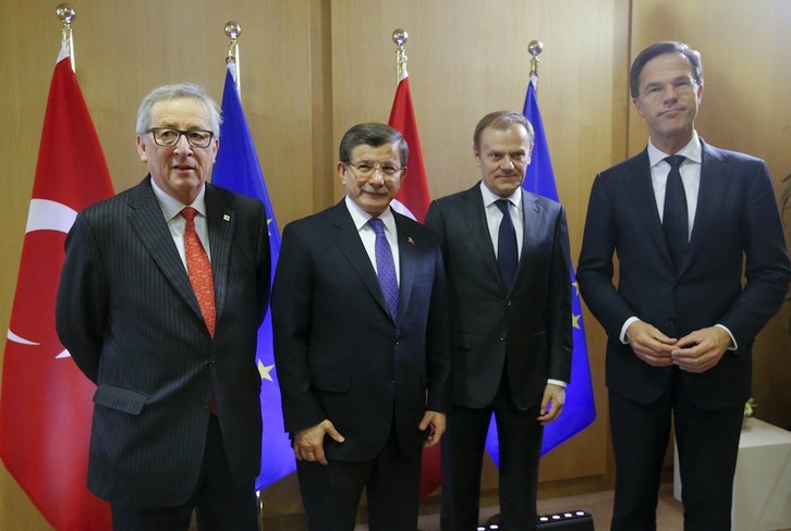 Jean-Claude Juncker, Ahmet Davutoglu, DOnald Tusk y Mark Rutte, antes del encuentro. (Olivier HOSLET / AFP)