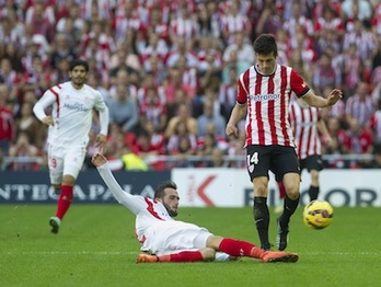 Imagen del partido que enfrentó la temporada pasada a Athletic y Sevilla en San Mamés. (Monika DEL VALLE / ARGAZKI PRESS)