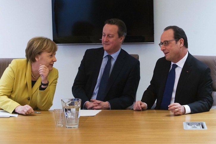 Angela Merkel, David Cameron y François Hollande, en la cumbre de Bruselas. (Stephanie LECOCQ/AFP) 