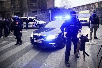 Operación policial en el barrio de Molenbeek, en Bruselas. (John THYS/AFP)