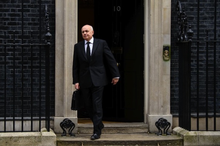 El ministro británico de Trabajo y Pensiones, Iain Duncan Smith, sale del número 10 de Downing Street. (Leon NEAL/AFP)