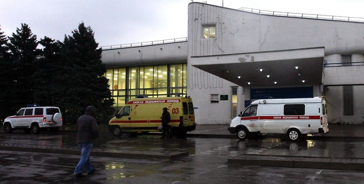 Ambulancias aparcadas en el aeropuerto de Rostov. (SERGEI VENYAVSKY / AFP)