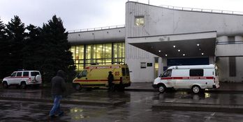 Ambulancias aparcadas en el aeropuerto de Rostov. (SERGEI VENYAVSKY / AFP)