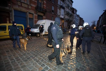 Policías durante el operativo en Molenbeek en el que fue detenido Abdeslam. (Nicolas MAETERLINCK / AFP)