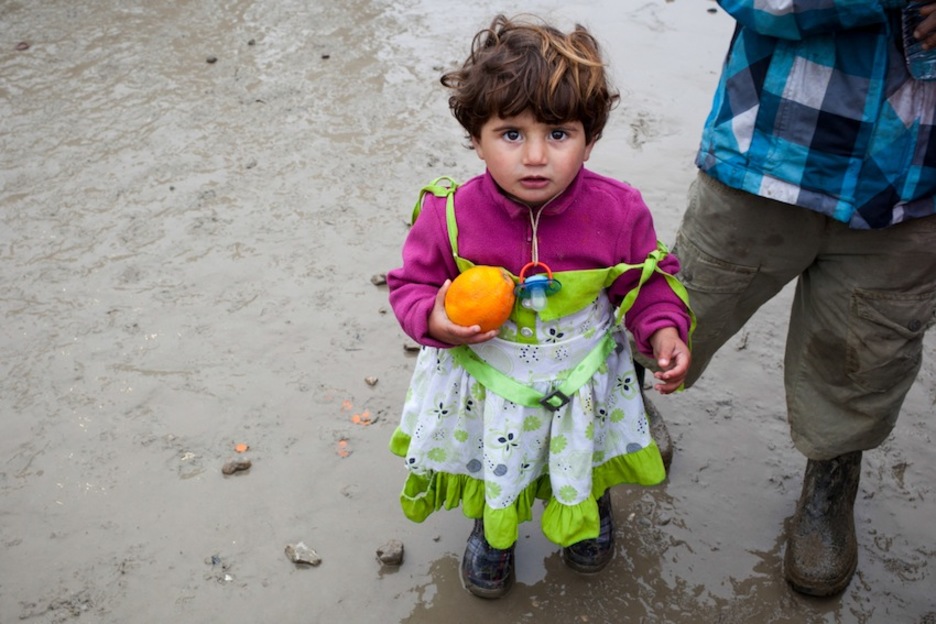 Una niña sostiene parte de su ración de comida diaria. (Juan TEIXEIRA)