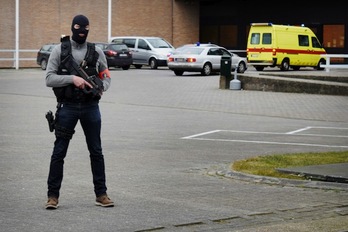 Salah Abdeslam llega a la cárcel de Brujas en ambulancia, bajo estrecha vigilancia policial. (Stephanie DEMASURE/AFP)