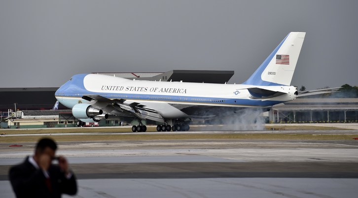 El Air Force One en el aeropuerto de La Habana. (Yuri CORTEZ / AFP)