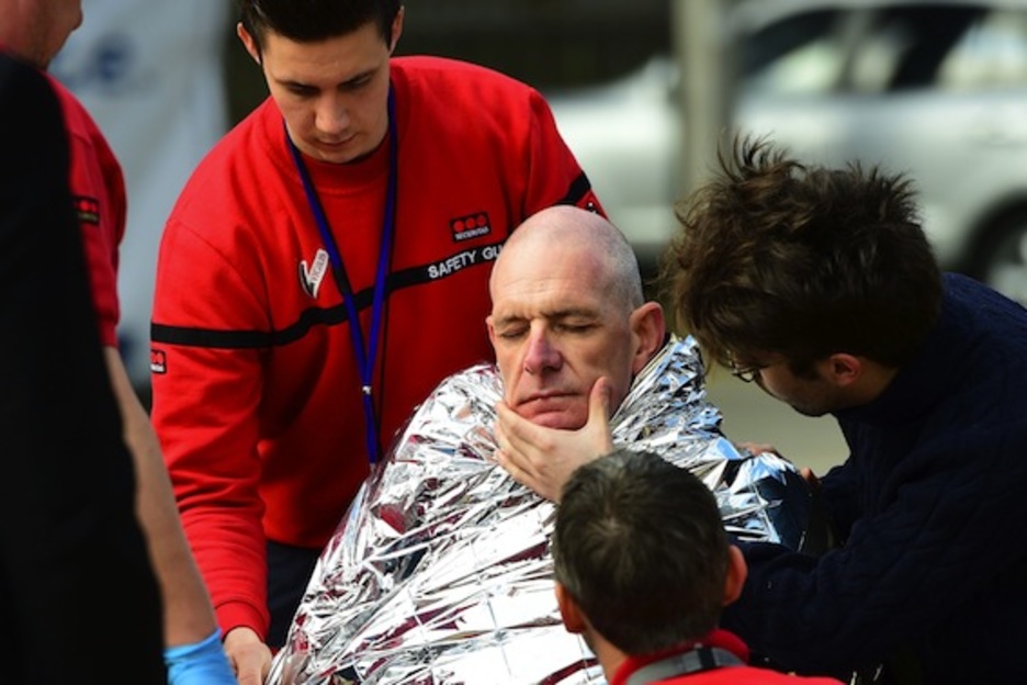 Los servicios de emergencia atienden a una persona junto a la estación de Malbeek. (Emmanuel DUNAND/AFP) Los servicios de emergencia atienden a una persona junto a la estación de Malbeek. (Emmanuel DUNAND/AFP)