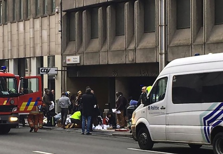 Los servicios de emergencia, instantes después de la explosión en la estación de Malbeek. (Marija IVONINAITE/AFP) Los servicios de emergencia, instantes después de la explosión en la estación de Malbeek. (Marija IVONINAITE/AFP)