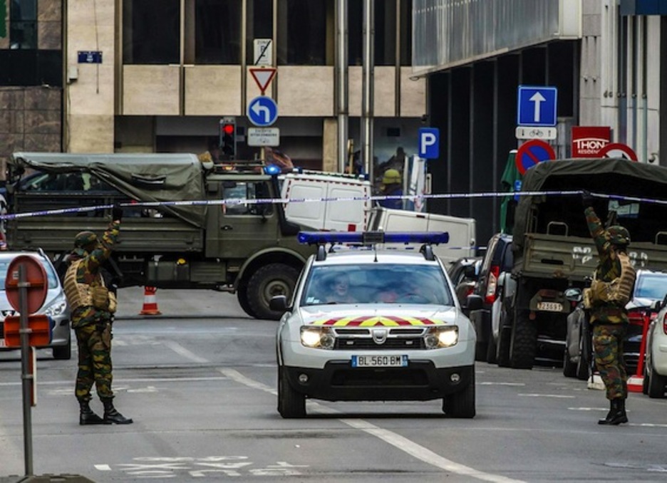El Ejército, desplegado en las calles de la capital belga. (Philippe HUGUEN/AFP) El Ejército, desplegado en las calles de la capital belga. (Philippe HUGUEN/AFP)